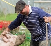 Homme avec un cochon