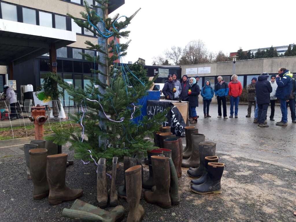 Des paysan·nes et des bottes lors des mobilistations maec devant la draaf à Rennes en décembre 2023